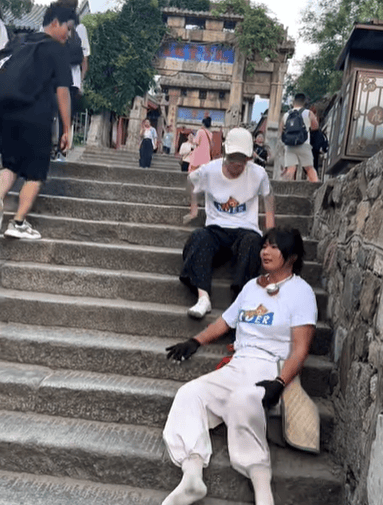 高位截瘫女孩攀爬55小时登顶泰山,网友:这才是真顶流