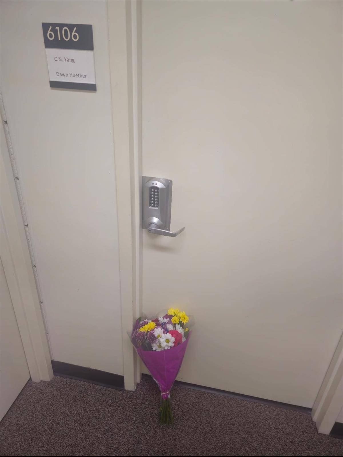 杨振宁生前美国办公室有人凌晨献花，这栋楼因他从三流变全球Top5物理重镇