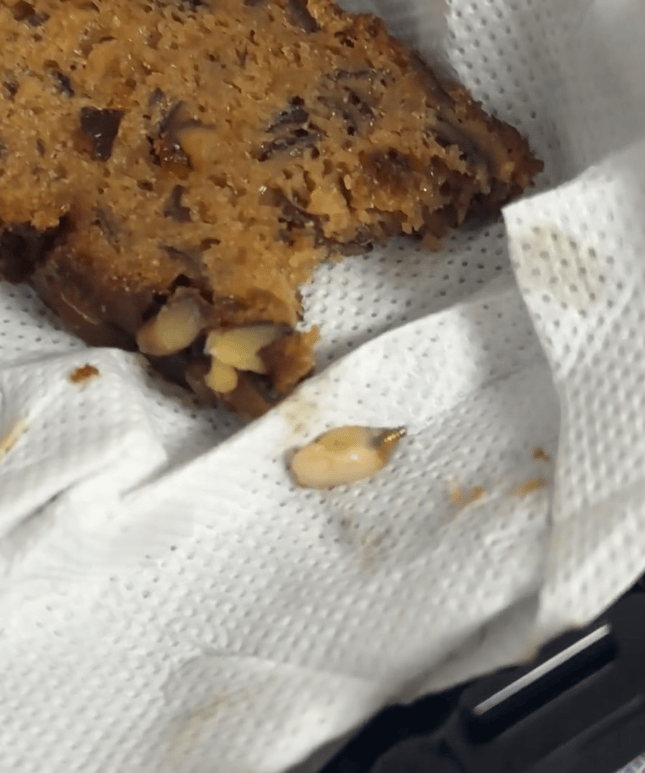 山姆客服回应枣泥核桃蛋糕吃出牙，称"很惊讶"，涉事产品仍在架，月销超200单