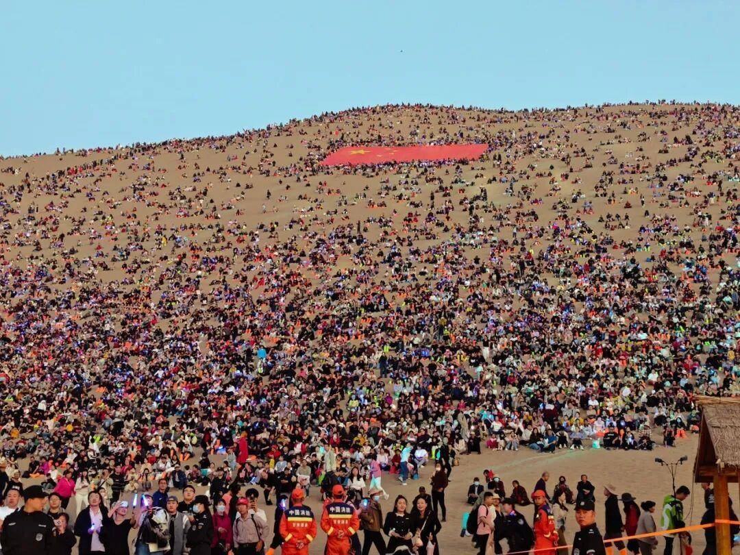敦煌鸣沙山又双叒叕堵骆驼了，鸣沙山骆驼队绵延数里，游客笑称"比沙子还多"