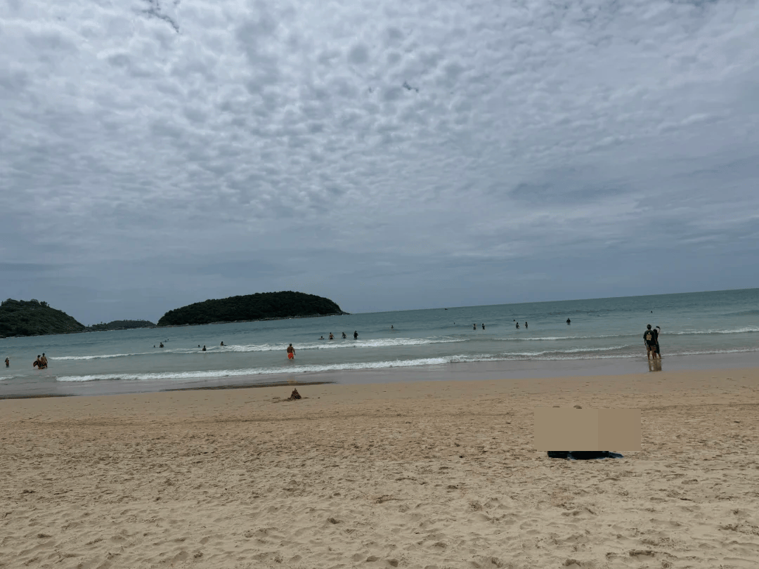 中国男子在普吉岛被海浪冲走失联，21岁中国小伙被离岸流卷走，女友眼睁睁看着他消失