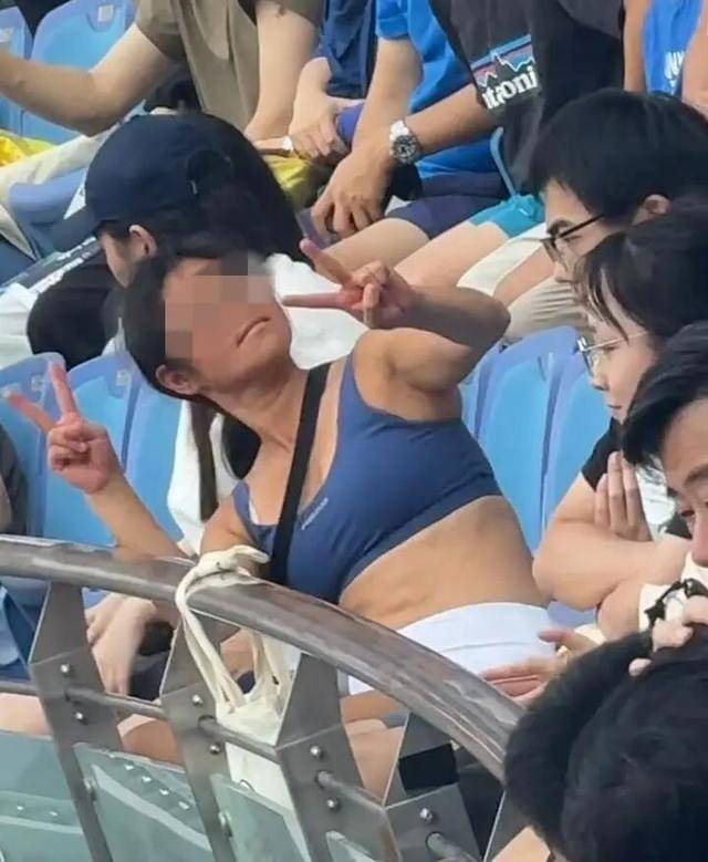 警方通报上海网球大师赛球迷被抬出场，46岁女球迷酒后失控被抬出场，现场视频还原真相