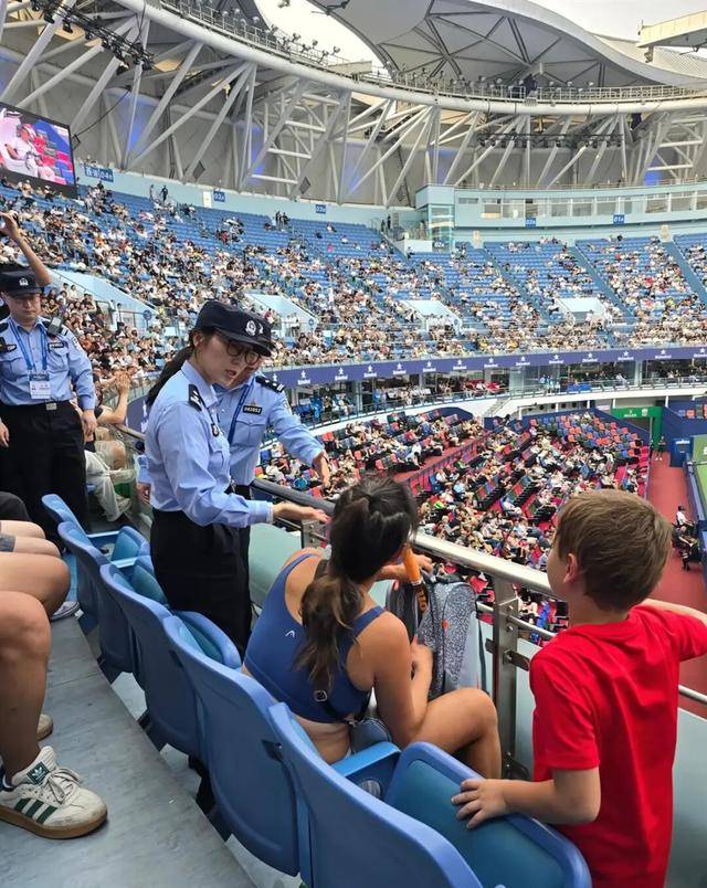 警方通报上海网球大师赛球迷被抬出场，46岁女球迷酒后失控被抬出场，现场视频还原真相