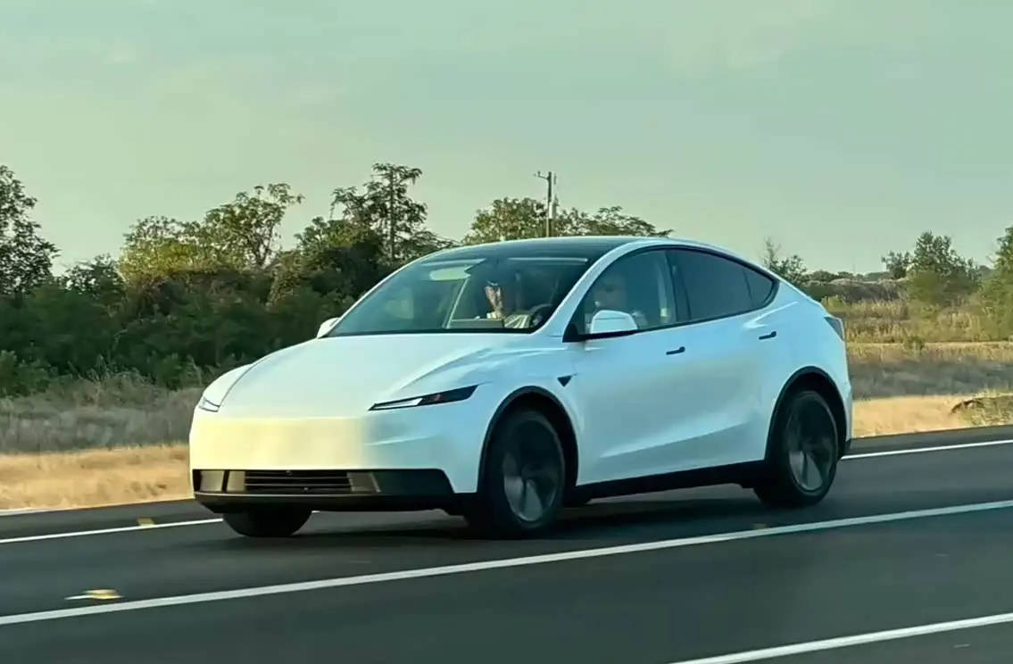 特斯拉Model Y Standard实车曝光：织物座椅+手动方向盘，28万买标值吗？