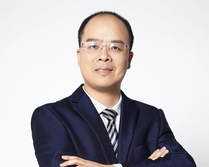 董希淼专家照片：财经专家董希淼的正式肖像照，背景为纯色，着装商务正式。