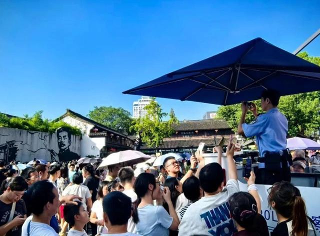 假期最忙“拍照主理人”获网友点赞,民警化身拍照主理人，游客：安全感拉满