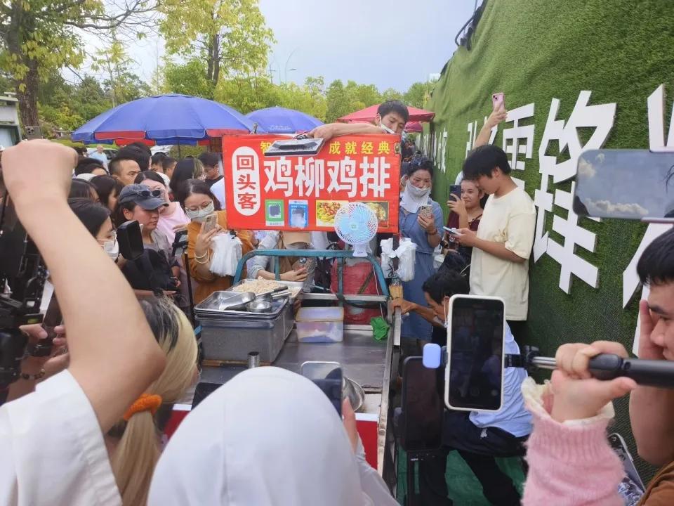 排队5小时，售价65元是智商税吗？卡通煎饼爆火