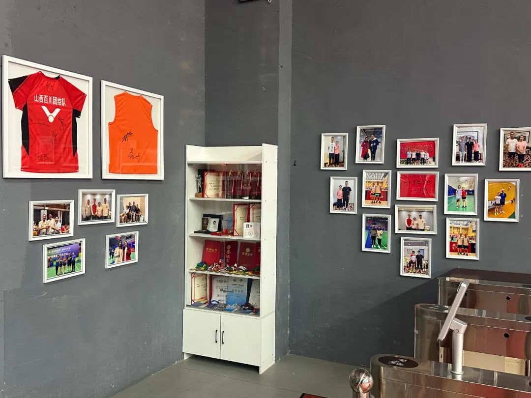 第一批回县城开球馆的羽球人，卷疯了