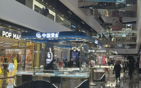 金价狂飙，金饰价格达1174元，近一年每克涨了400元，还能买吗？