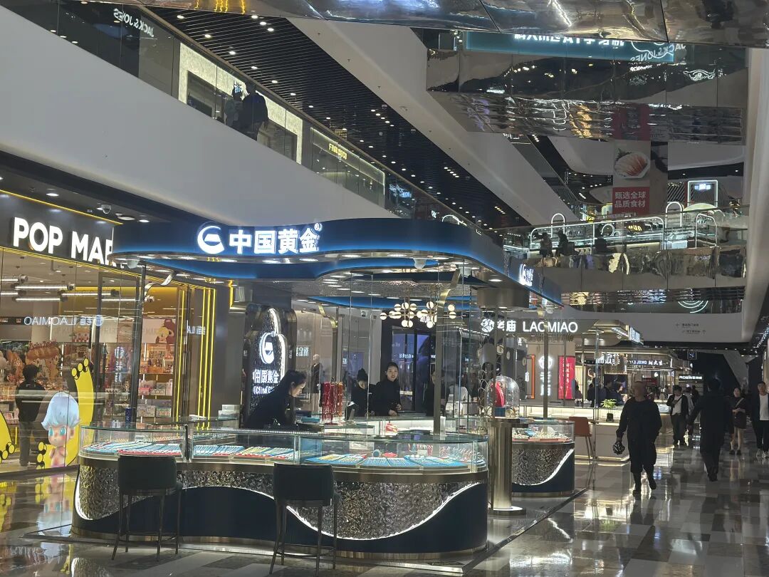 金价狂飙，金饰价格达1174元，近一年每克涨了400元，还能买吗？