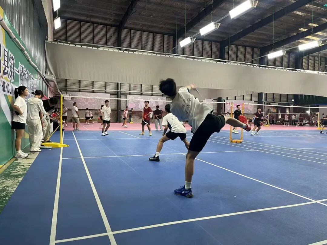 第一批回县城开球馆的羽球人，卷疯了