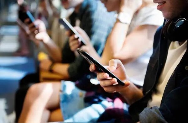 急涨急跌，买金年轻人夜不能寐