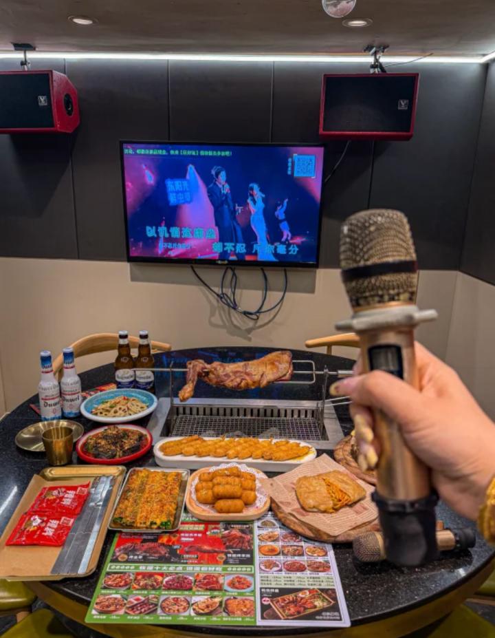 中产最体面的「崩溃」方式：去KTV干饭