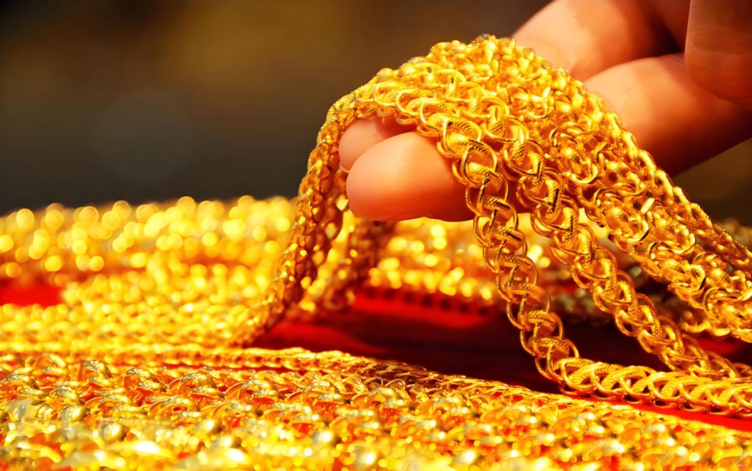 急涨急跌，买金年轻人夜不能寐