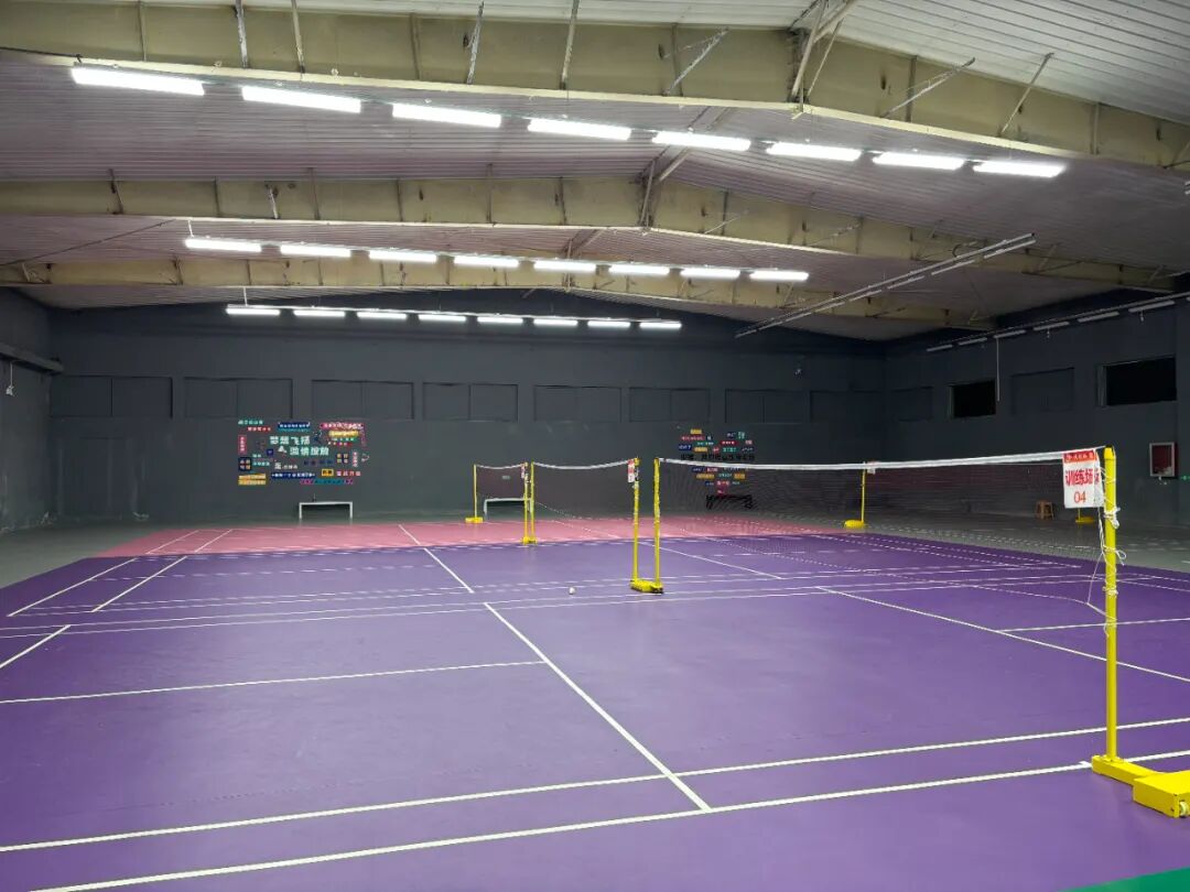 第一批回县城开球馆的羽球人，卷疯了