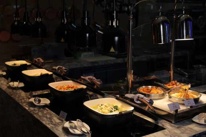 杭州五星酒店推出40元剩菜盲盒，15分钟抢298元自助，俩大闸蟹就回本？