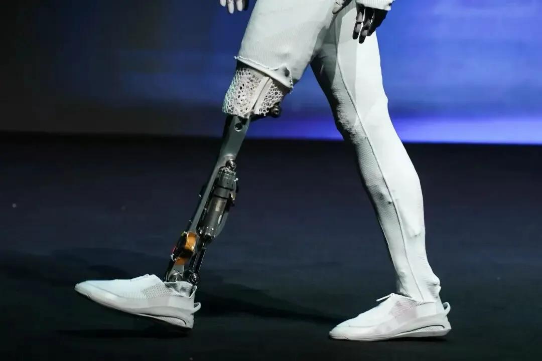 何小鹏再回应机器人里藏真人质疑，小鹏IRON拆解露82个自由度，1704亿市值撑腰