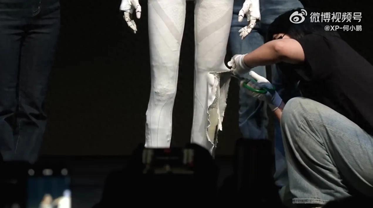 何小鹏再回应机器人里藏真人质疑，小鹏IRON拆解露82个自由度，1704亿市值撑腰