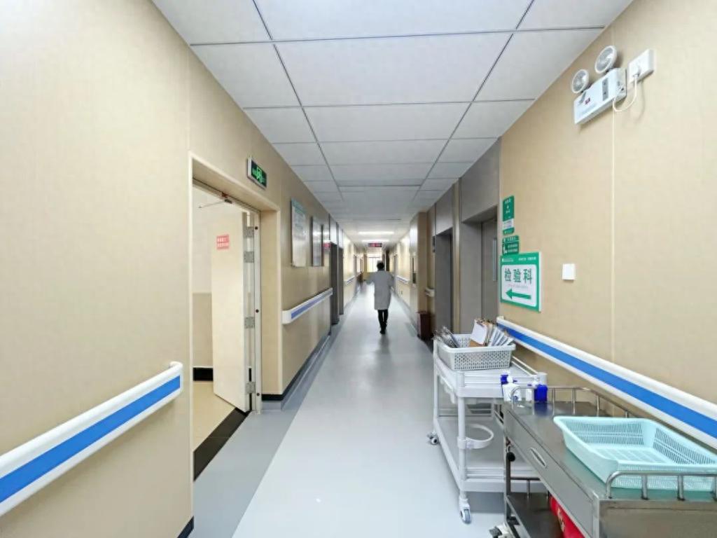 女子引产被拒诞下女婴被医生抱养,医院零身份登记,处罚结果引热议