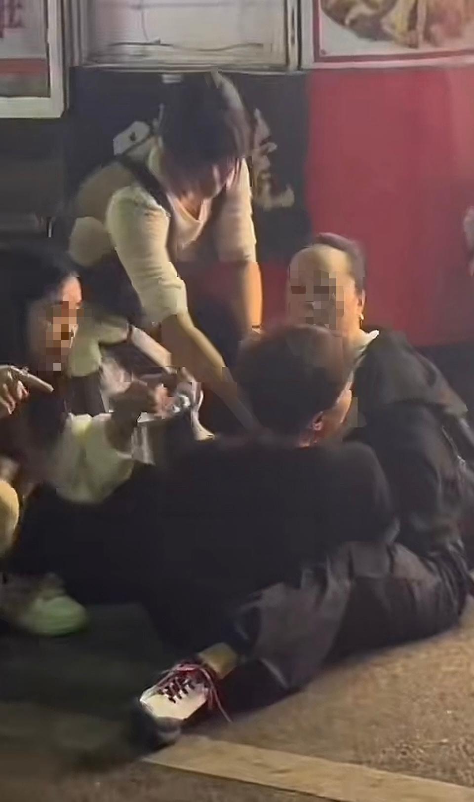 2女子嫌小摊出餐慢怒砸做好的丸子，砸毁他人餐品辱骂店主，结局大快人心！