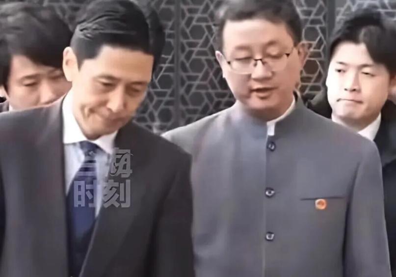 日本网友看中方"霸气插兜"心碎了,外交部硬核名场面曝光