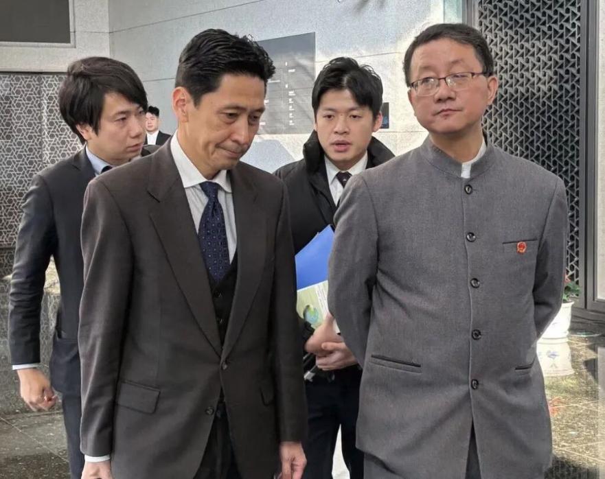 日本网友看中方"霸气插兜"心碎了,外交部硬核名场面曝光