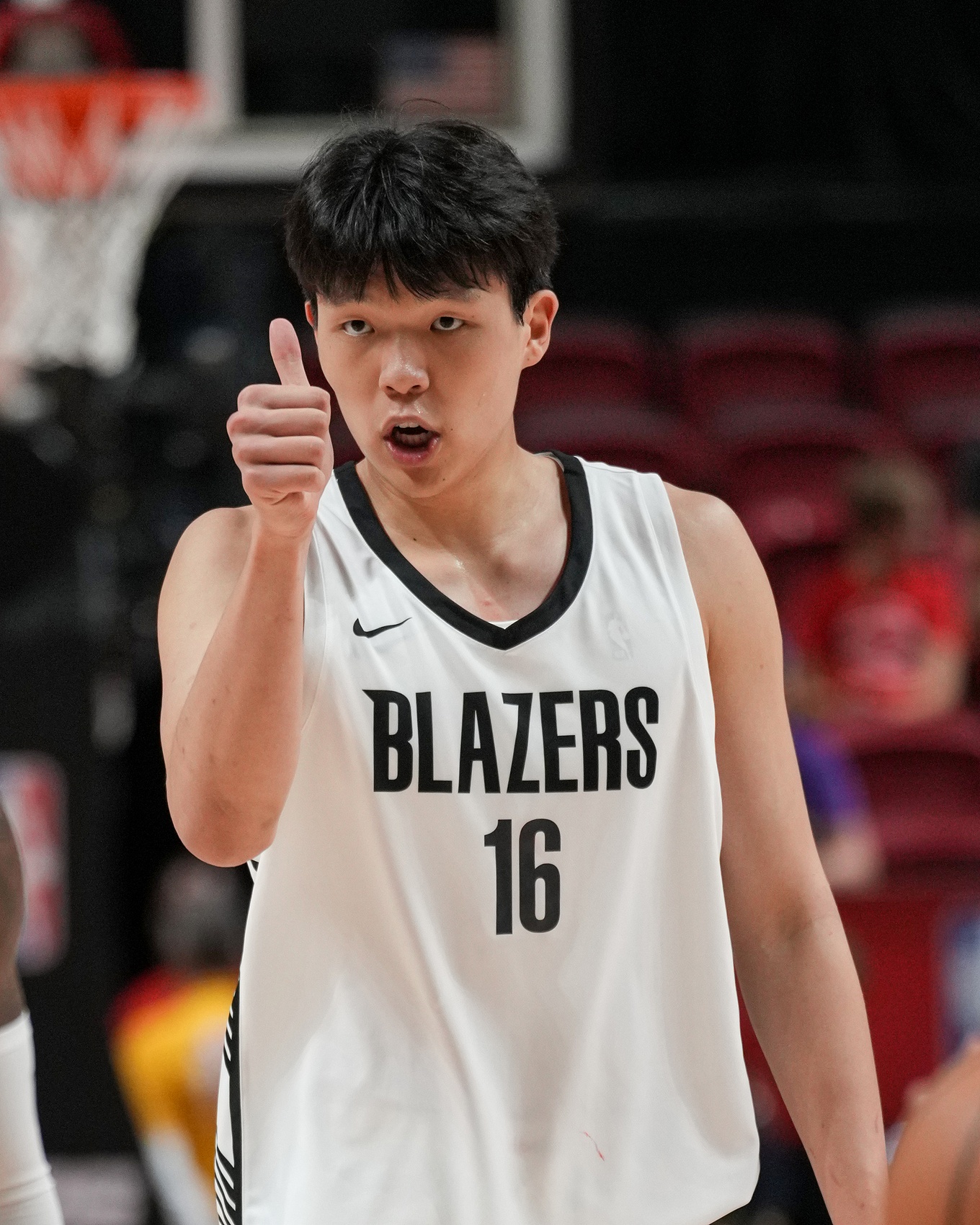 杨瀚森投进NBA生涯首个三分,开拓者46-67落后雷霆21分