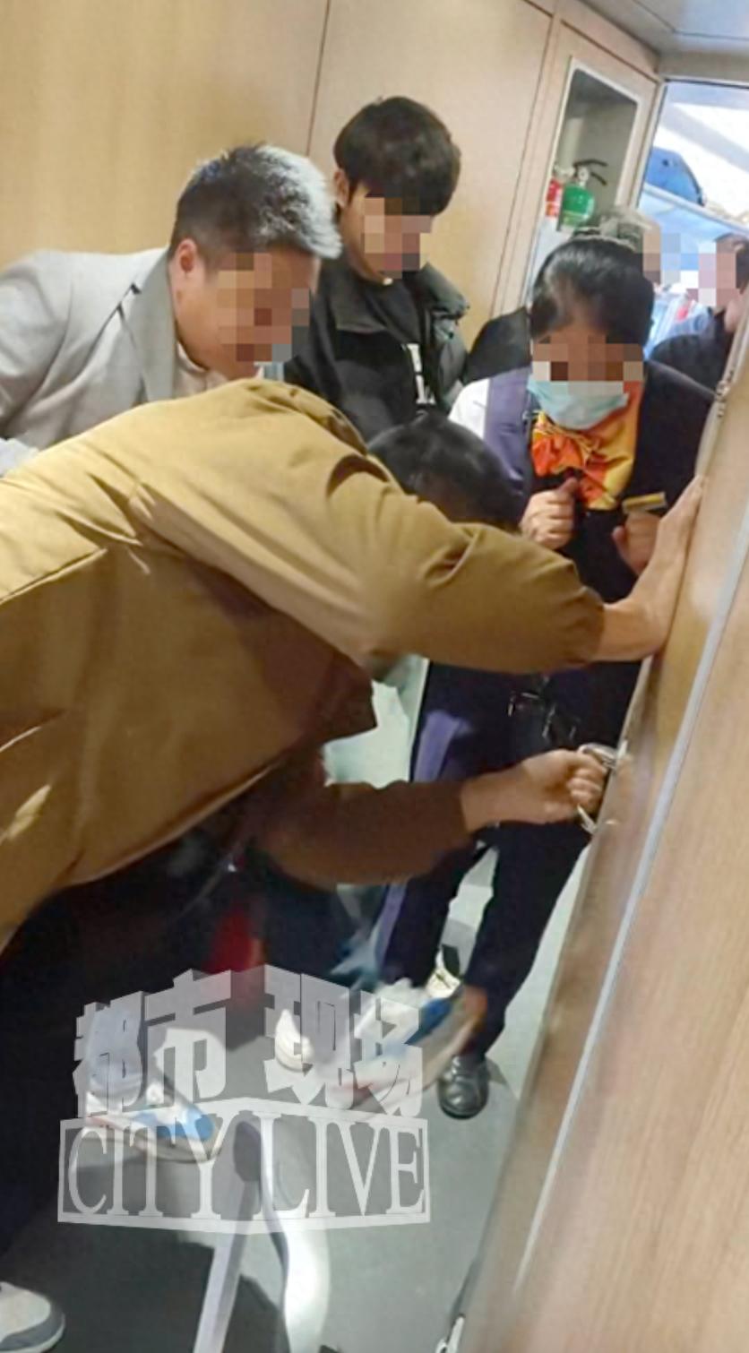 乘客被困高铁厕所 多人踹门施救,画面刷屏真相让人揪心