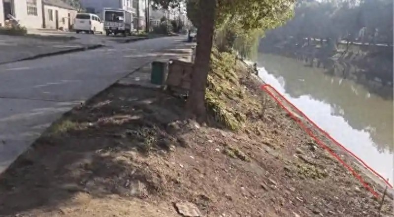 男童家门口落水 母亲施救双双遇难，家属质疑无护栏护坡陡