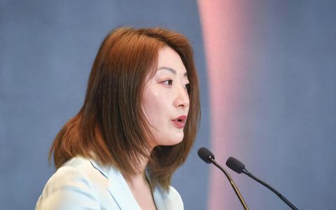 宗馥莉卸任娃哈哈集团公司董事长，94后浙大才女接棒，”饮料帝国”迎来新掌门