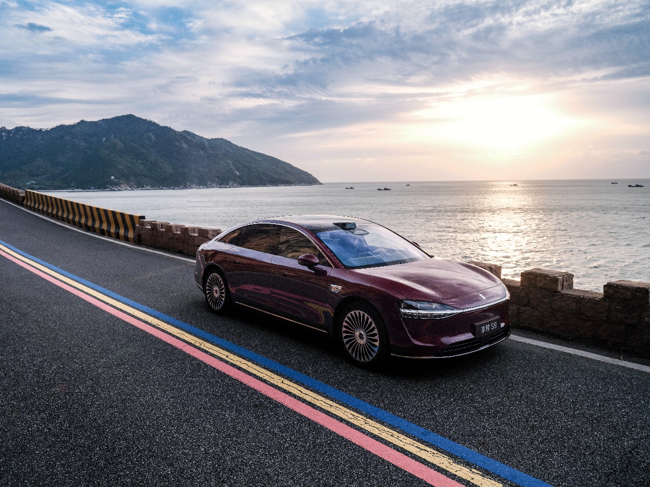 新款享界 S9 动态评测首发！哨兵模式增强实现主动交互，安防从 “记录” 变 “对话”