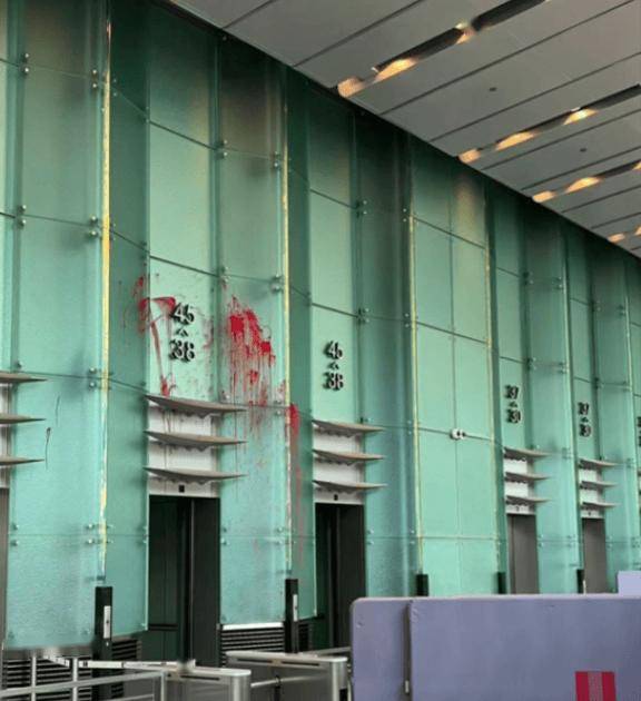 男子求见李嘉诚被拒 在大堂泼红漆‌，持3罐红漆泼长江集团大堂，57岁保安被打送医