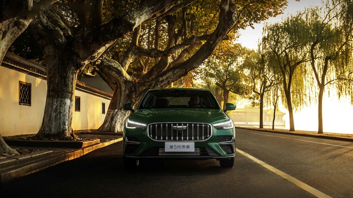 6.59 万享 4.8 米越级空间，全新吉利帝豪带 L2 智驾杀入燃油车红海