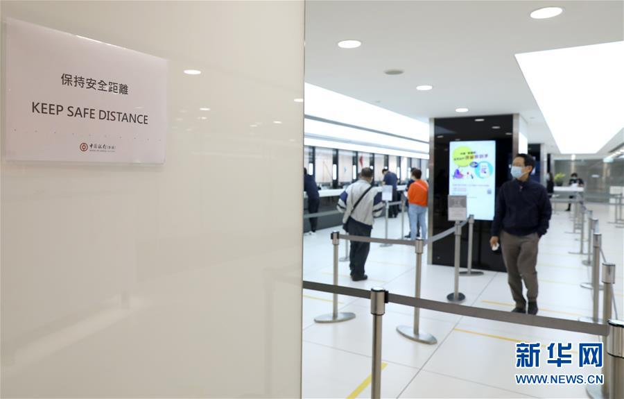 图：中银香港分行客户服务中心 记者王某某摄