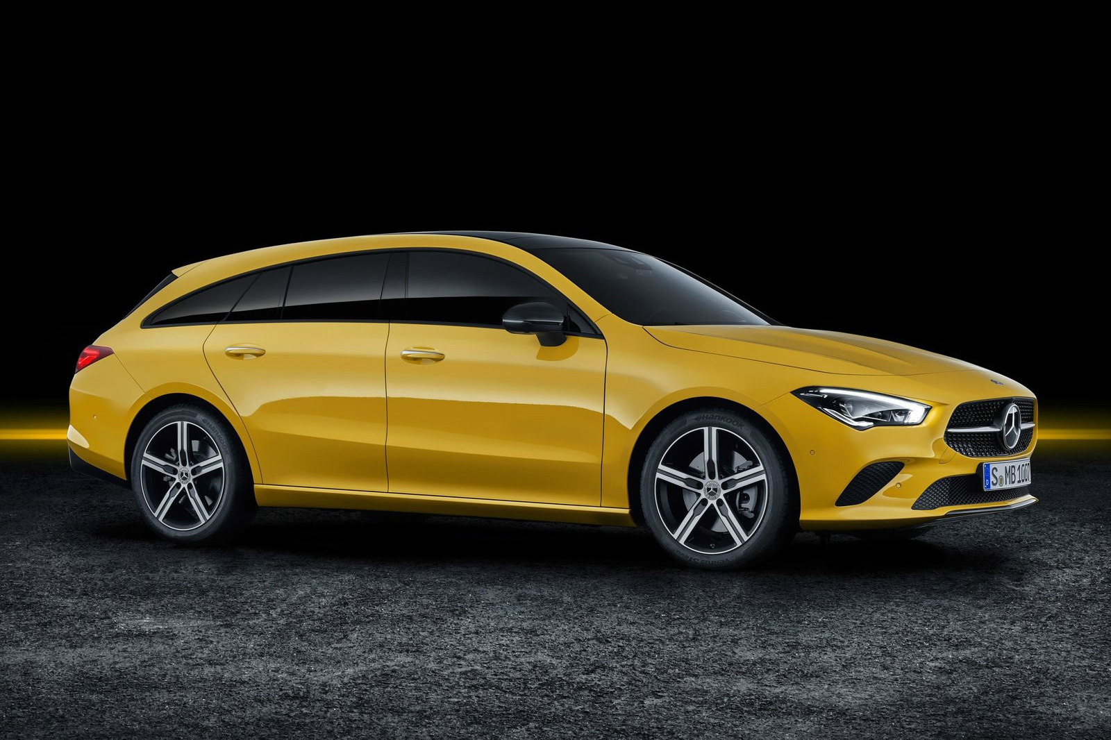 奔驰纯电CLA侧面溜背