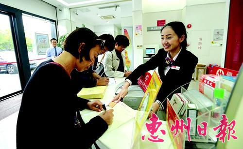 银行工作人员指导填写申请表