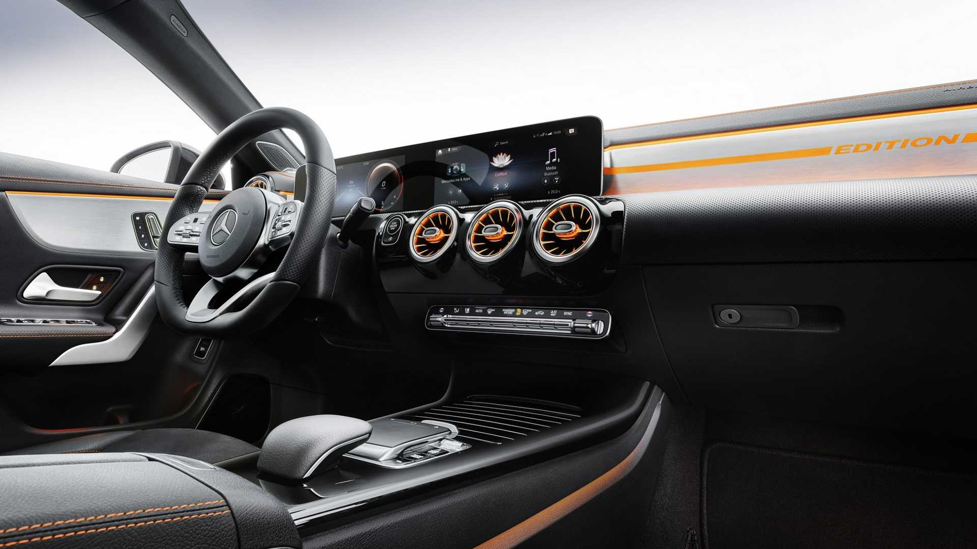 奔驰纯电CLA三联屏内饰