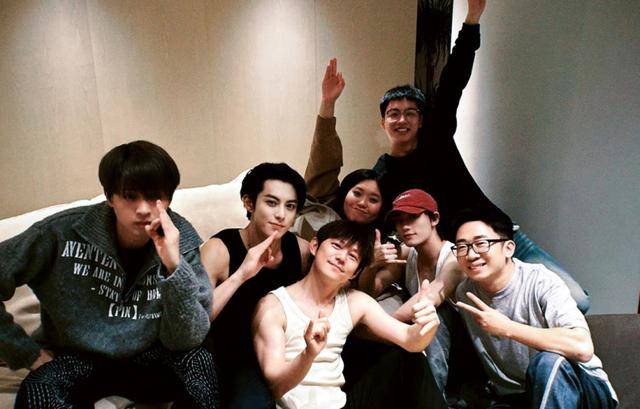 何炅回应衰老焦虑:准备再干三四十年，运动获健康愉悦，肌肉线条曾惊艳网友