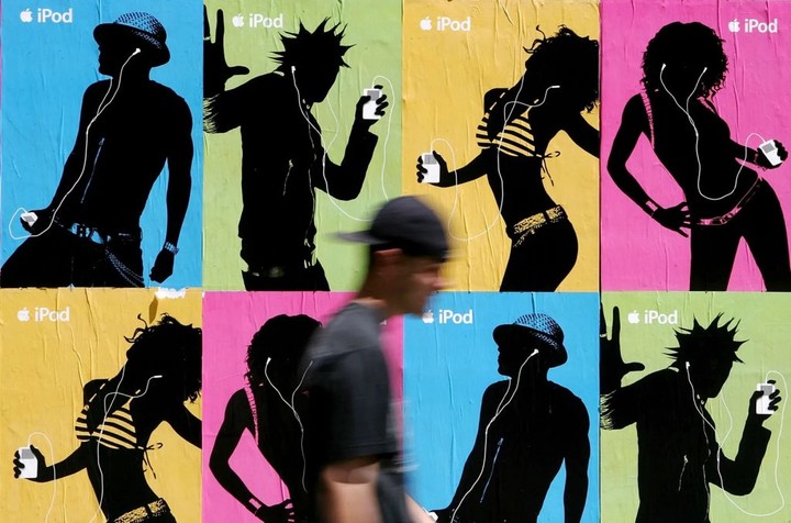 1899元一只的iPhone「袜子」，苹果三宅一生联名卖的是设计还是身份？