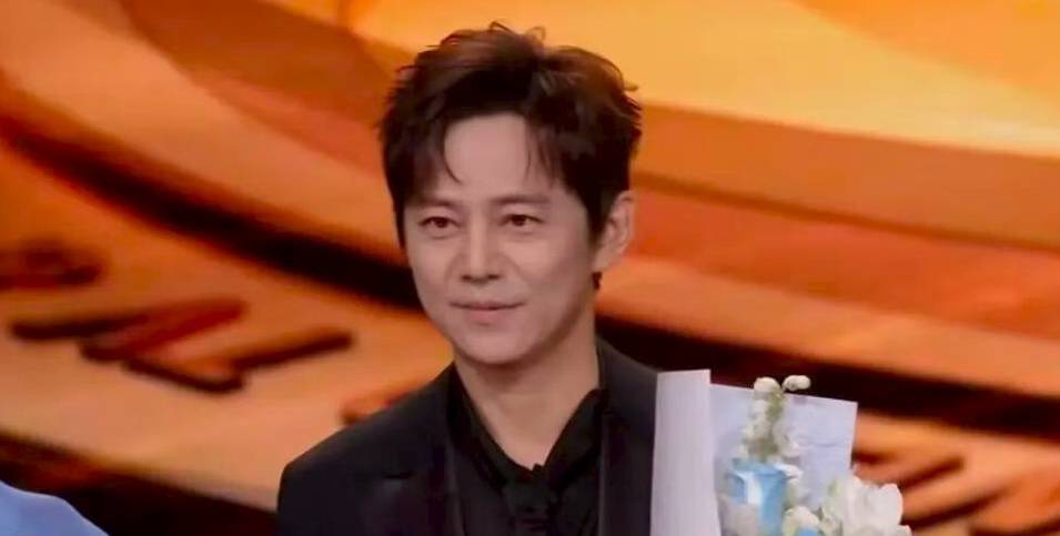 何炅回应衰老焦虑:准备再干三四十年，运动获健康愉悦，肌肉线条曾惊艳网友