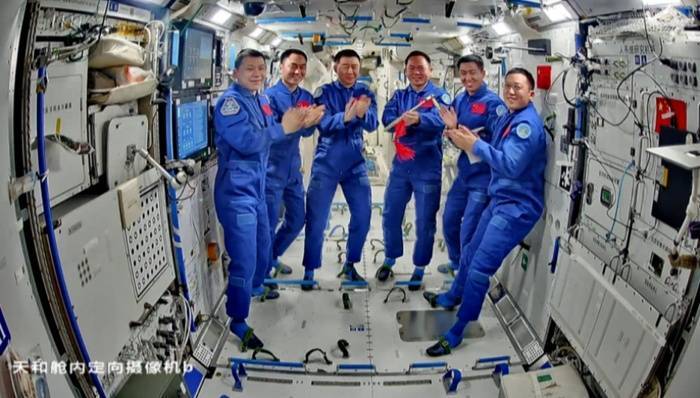 疑遭碎片撞击 神舟二十号返回推迟‌，11月5日返回，航天团队72小时连轴评估