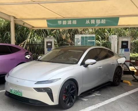 东风奕派eπ007+充电场景
