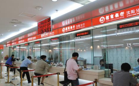 银行周末上班吗?为什么有的银行周末开门，有的却关门？