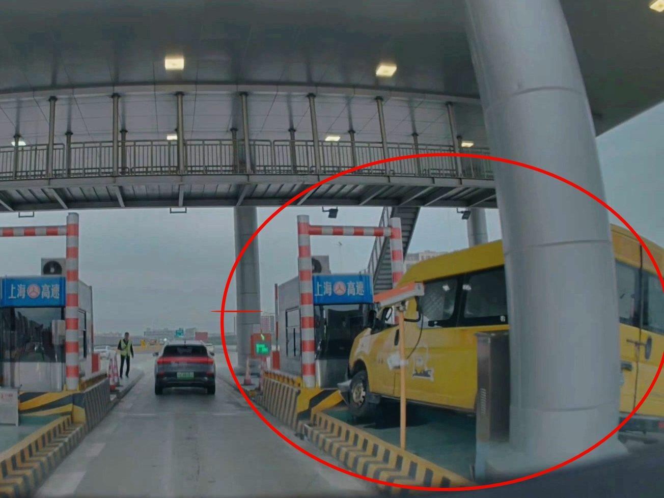 上海一高速收费站突发追尾 涉事车辆撞上岗亭护栏均无伤亡
