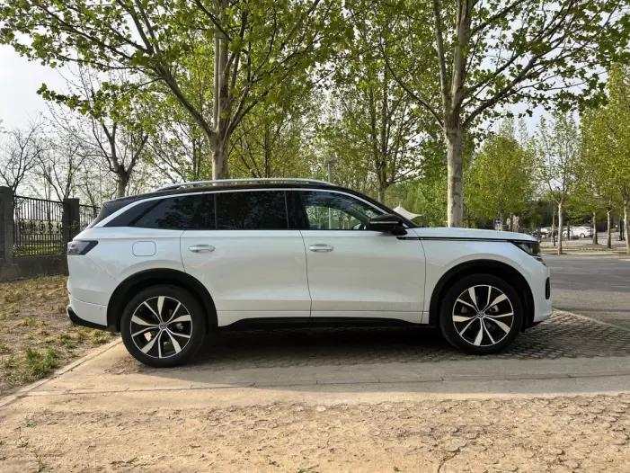 新款揽巡 车身侧面 腰线