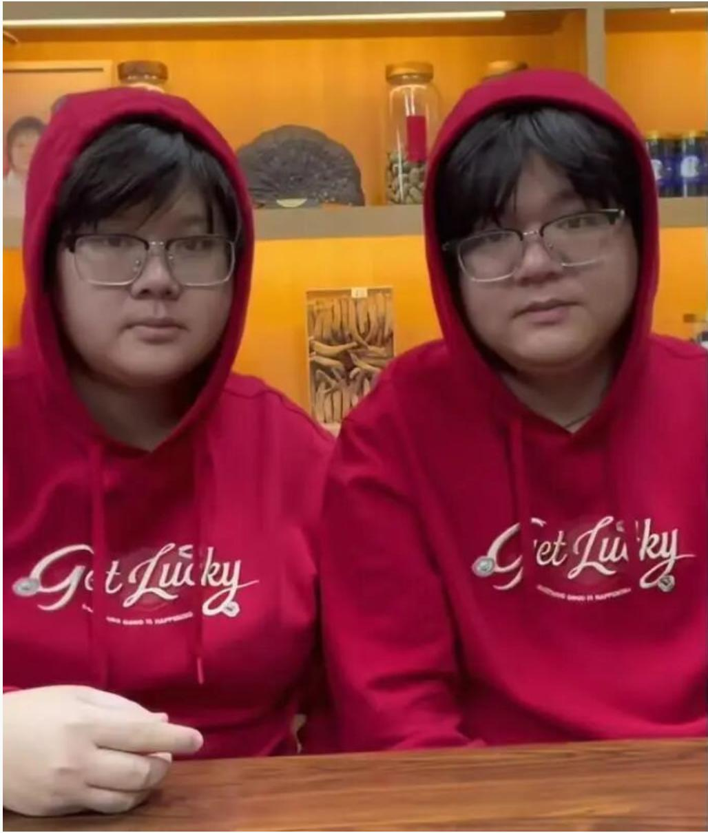 广东夫妻像双胞胎 网友建议查下DNA，婚后越长越像，药材店日常吸粉无数