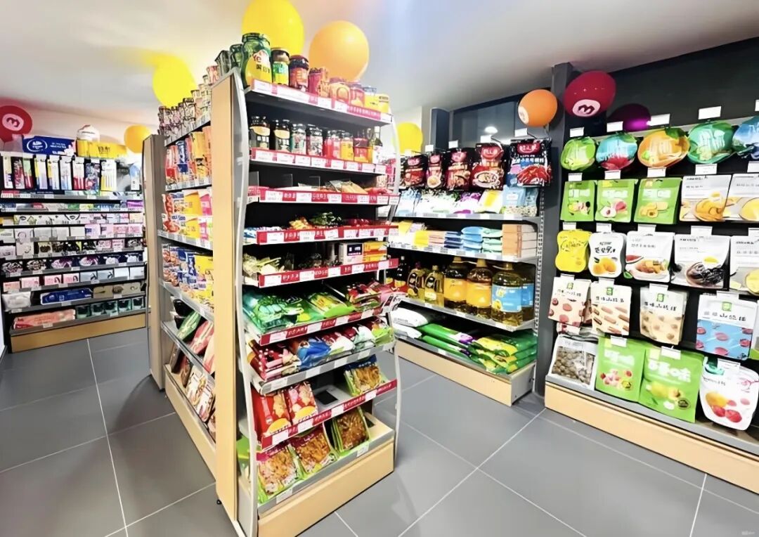 县域零售冰火两重天：一条街上，折扣店火爆，超市、便利店冷清