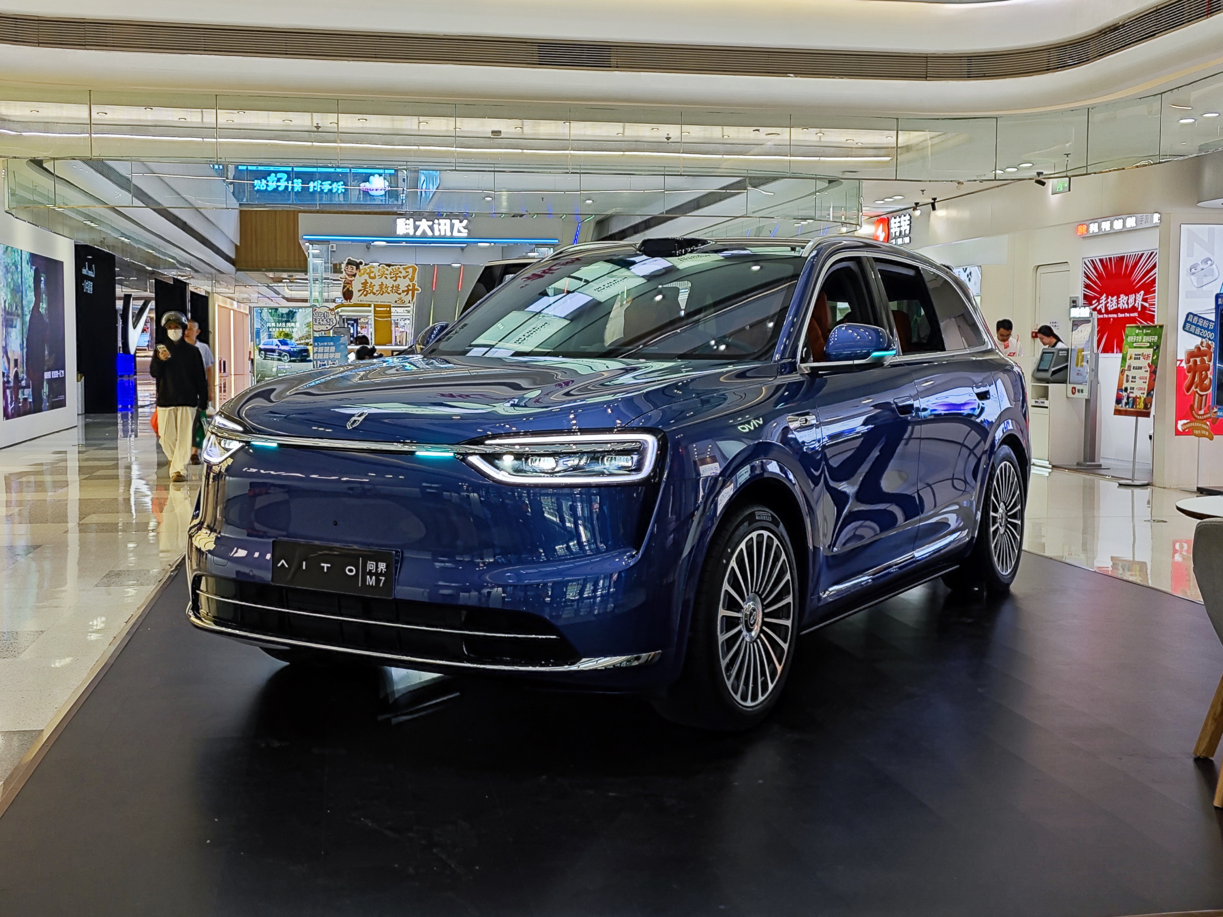 问界 M6 携 M8 热度入局，与理想 L6 贴身肉搏，家用 SUV 市场引关注