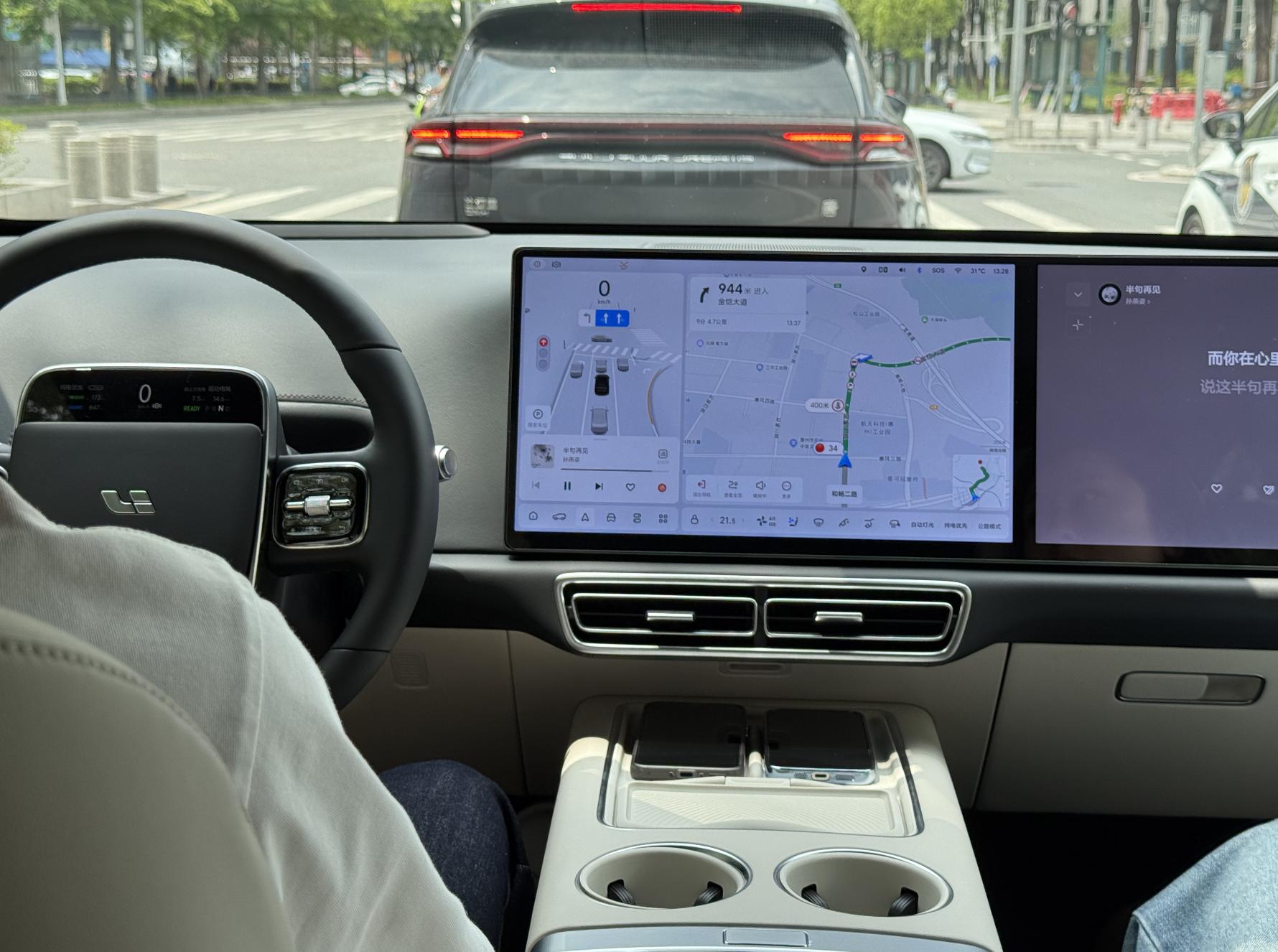 问界 M6 携 M8 热度入局，与理想 L6 贴身肉搏，家用 SUV 市场引关注