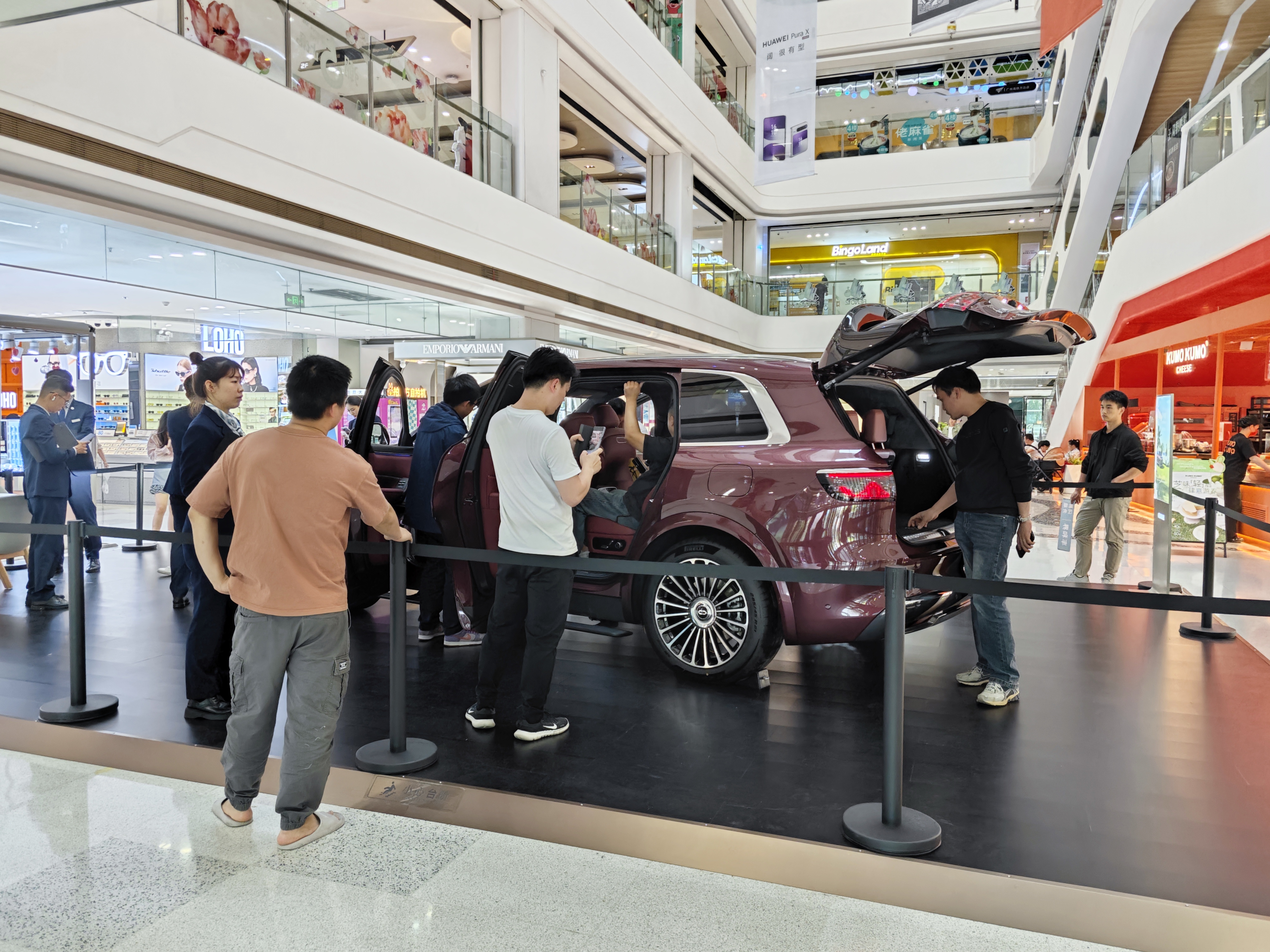 问界 M6 携 M8 热度入局，与理想 L6 贴身肉搏，家用 SUV 市场引关注